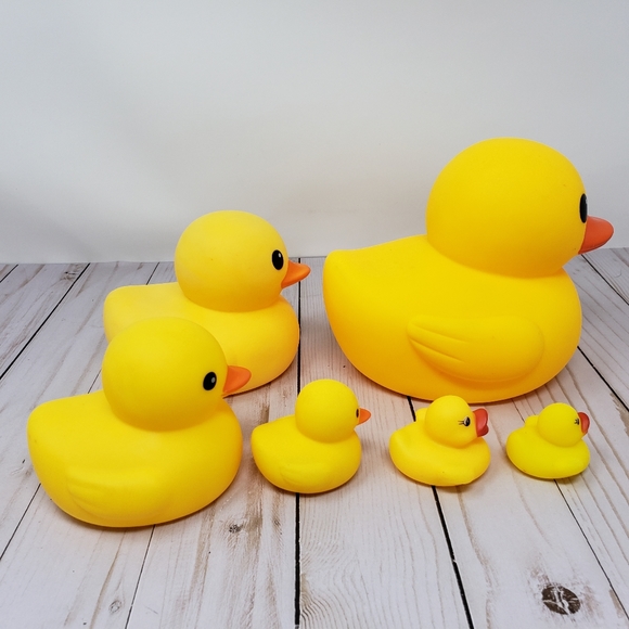 Jumbo Large Medium Small Yellow Rubber Ducks Toys Squeak - Picture 8 of 15